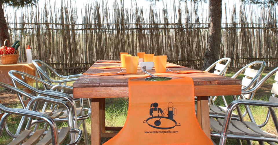 Mesa con mantel naranja